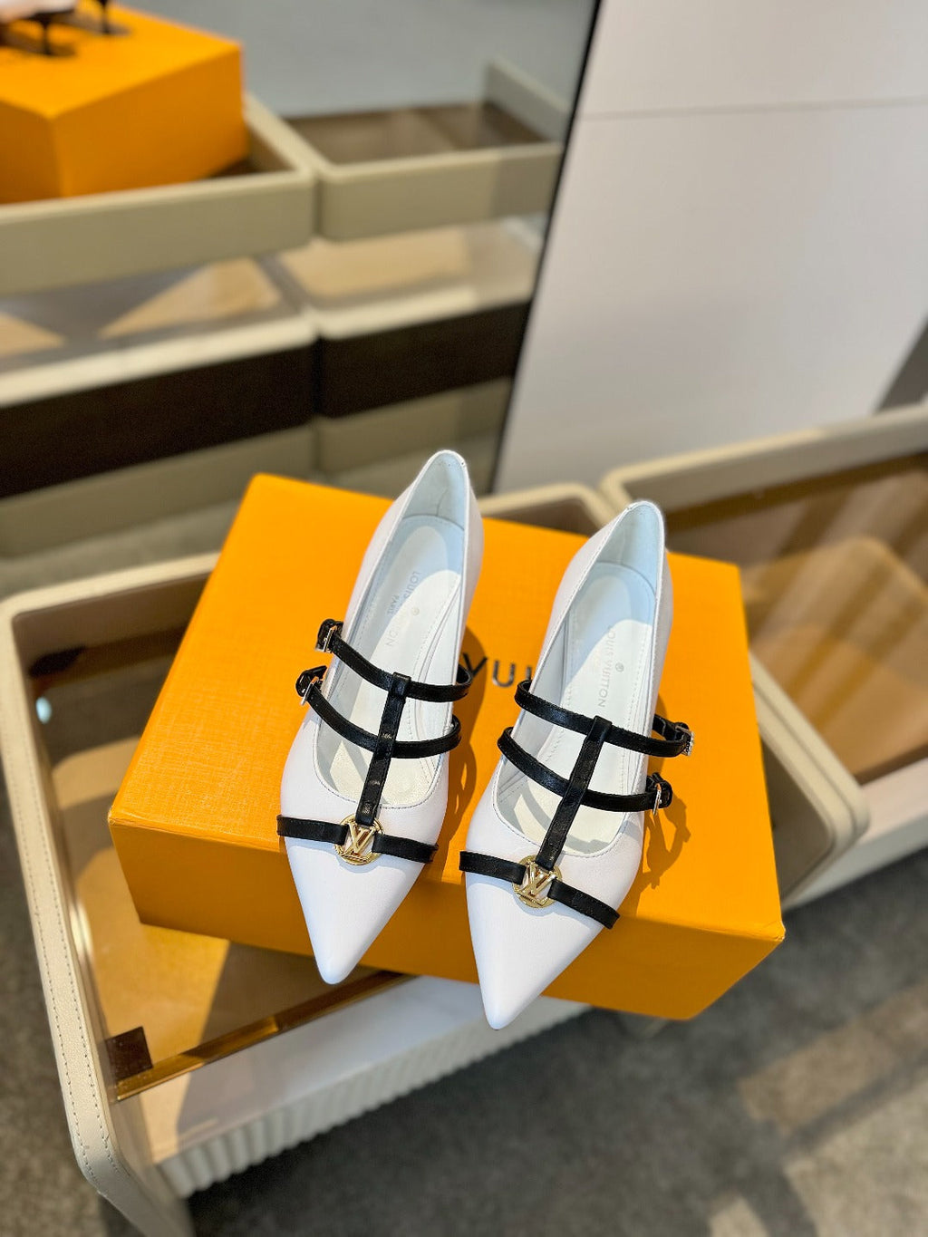 HIGH PUMP 5 CM TRIPLE-STRAP IN WHITE CALFSKIN WITH BLACK STRAP