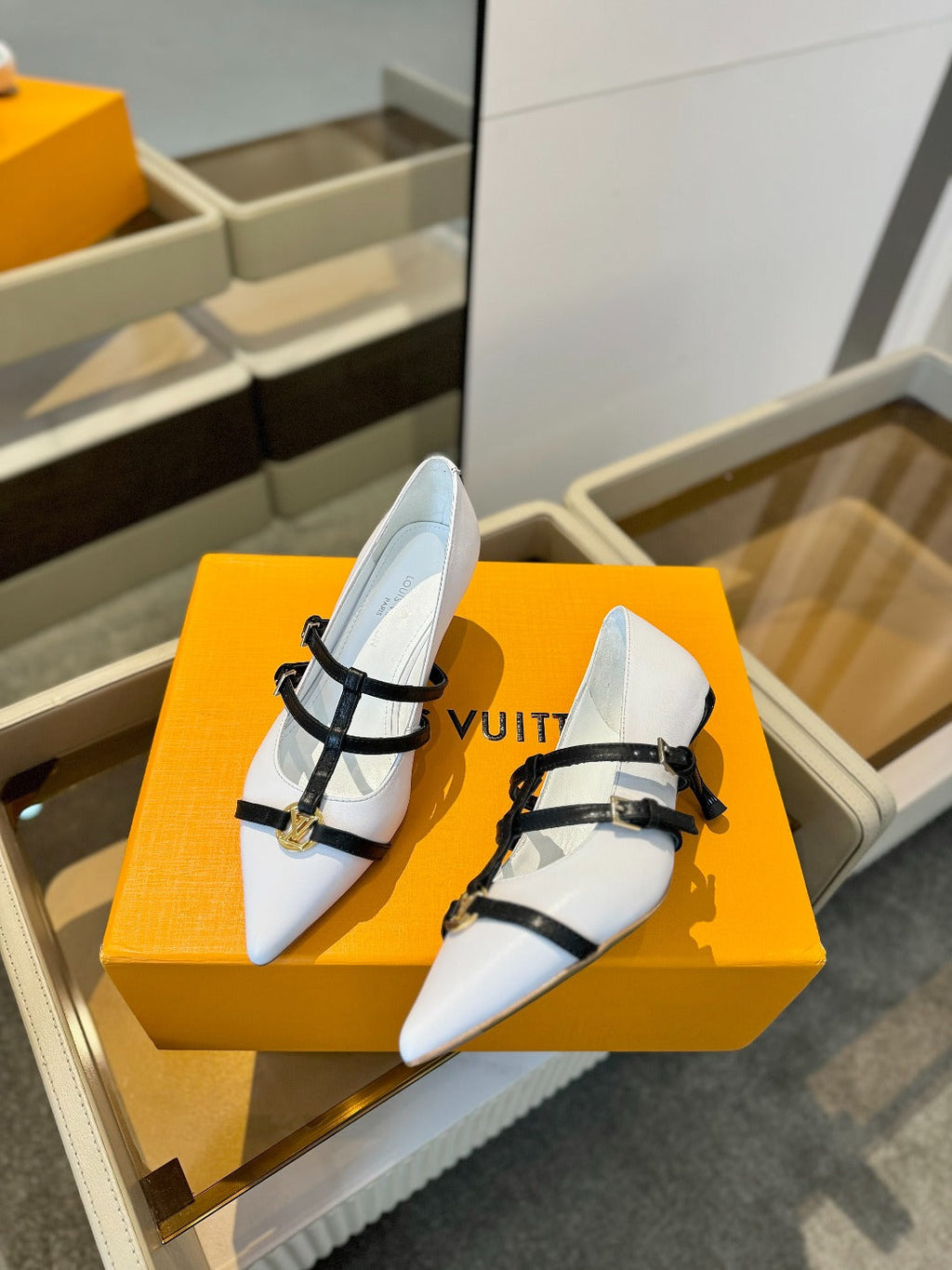 HIGH PUMP 5 CM TRIPLE-STRAP IN WHITE CALFSKIN WITH BLACK STRAP