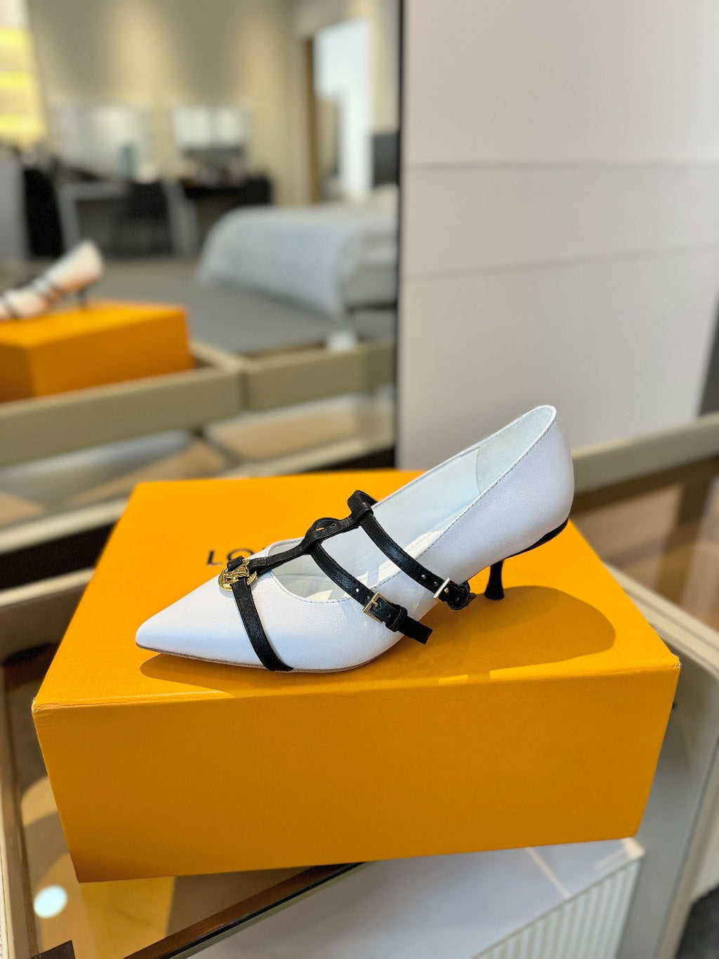 HIGH PUMP 5 CM TRIPLE-STRAP IN WHITE CALFSKIN WITH BLACK STRAP