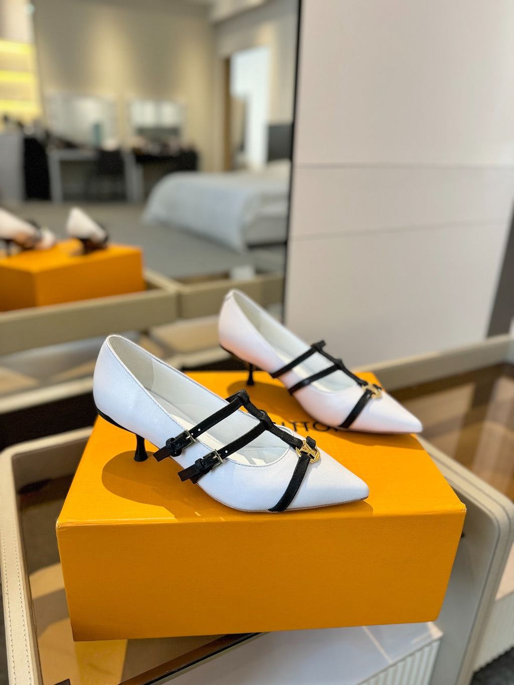 HIGH PUMP 5 CM TRIPLE-STRAP IN WHITE CALFSKIN WITH BLACK STRAP