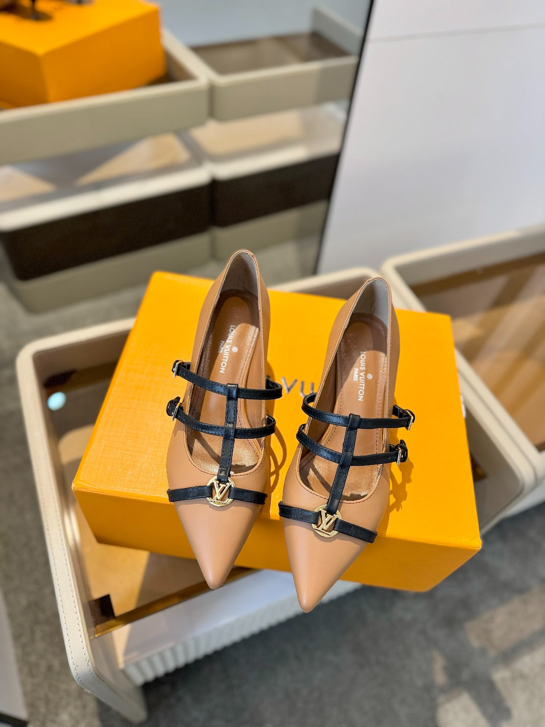 HIGH PUMP 5 CM TRIPLE-STRAP IN CIDER BROWN CALFSKIN WITH BLACK STRAP