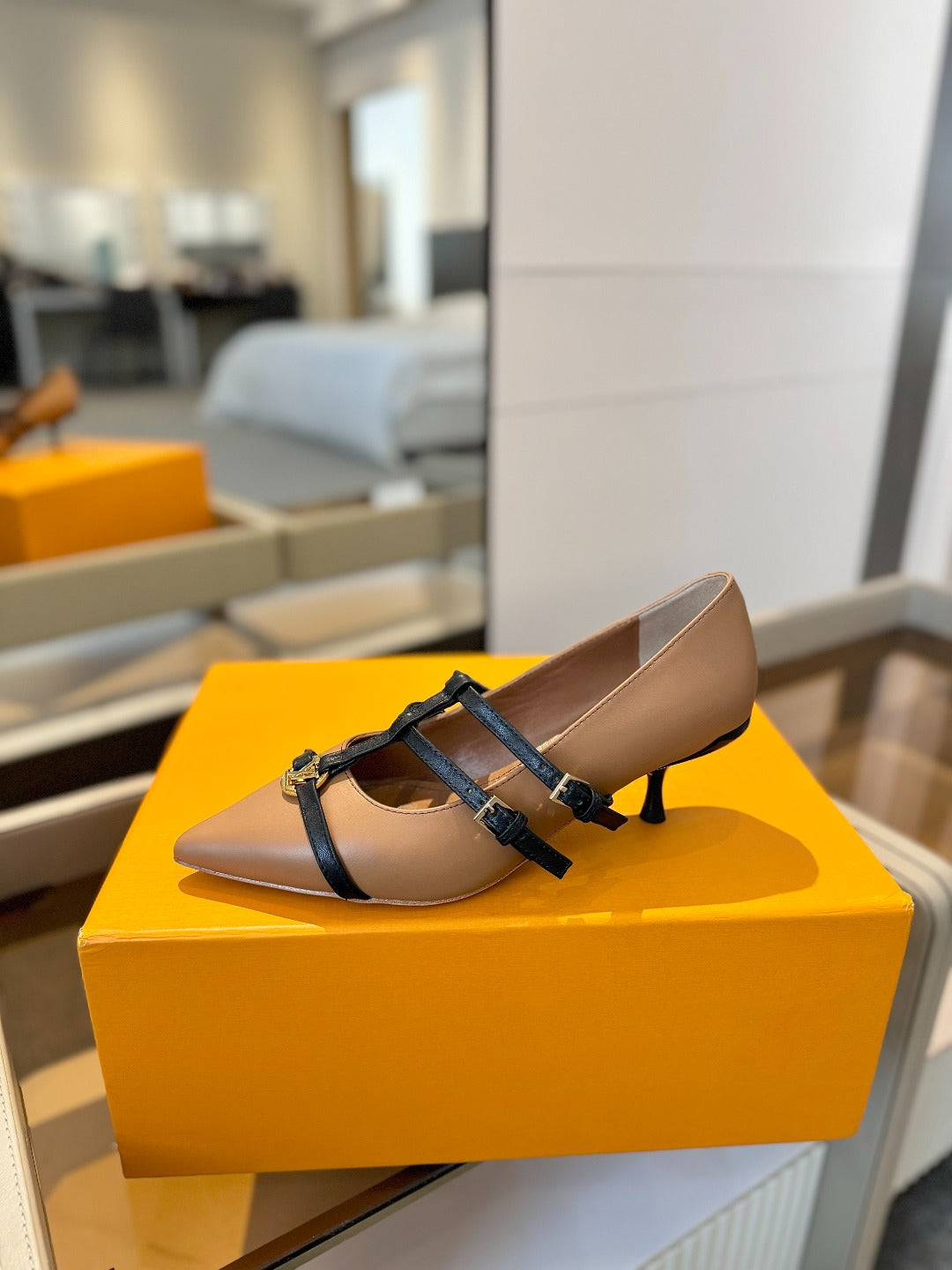 HIGH PUMP 5 CM TRIPLE-STRAP IN CIDER BROWN CALFSKIN WITH BLACK STRAP