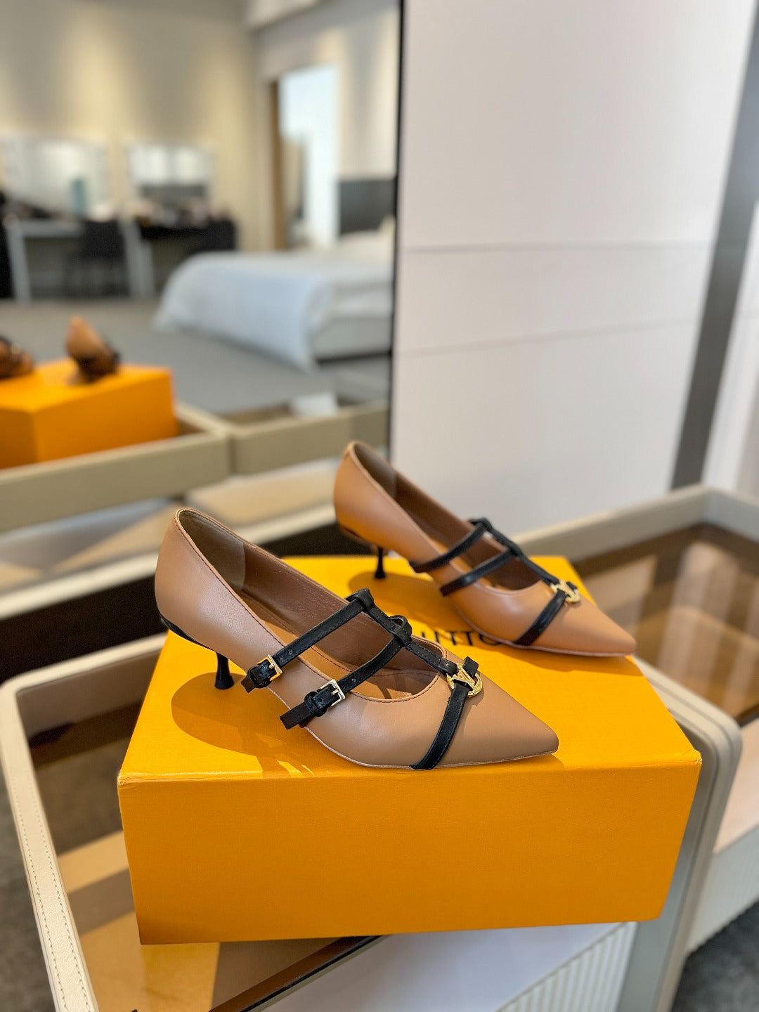 HIGH PUMP 5 CM TRIPLE-STRAP IN CIDER BROWN CALFSKIN WITH BLACK STRAP