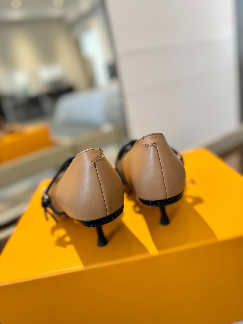 HIGH PUMP 5 CM TRIPLE-STRAP IN CIDER BROWN CALFSKIN WITH BLACK STRAP