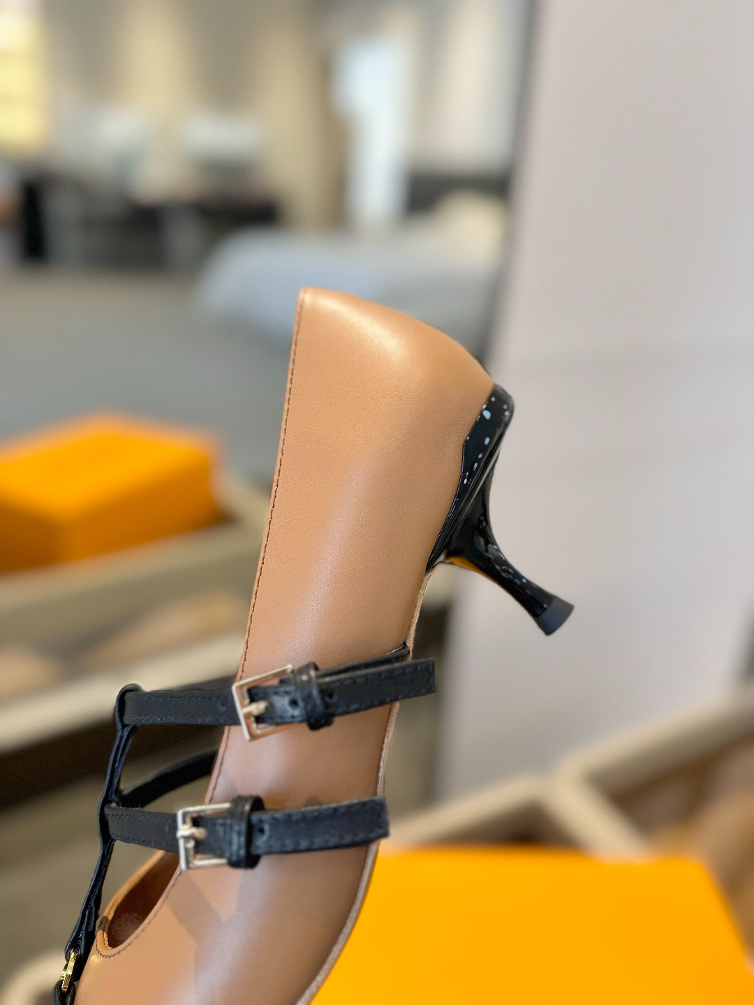 HIGH PUMP 5 CM TRIPLE-STRAP IN CIDER BROWN CALFSKIN WITH BLACK STRAP