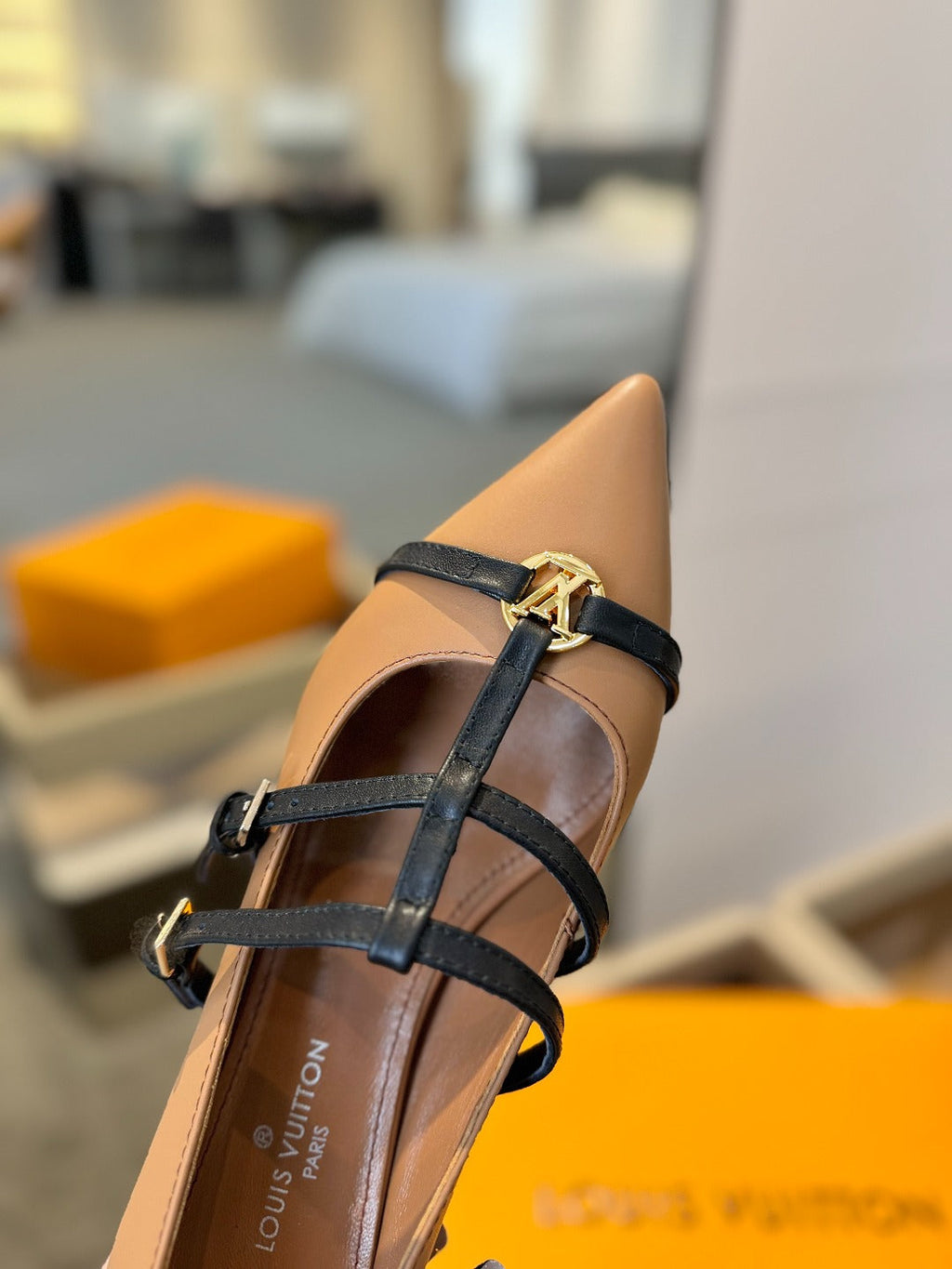 HIGH PUMP 5 CM TRIPLE-STRAP IN CIDER BROWN CALFSKIN WITH BLACK STRAP