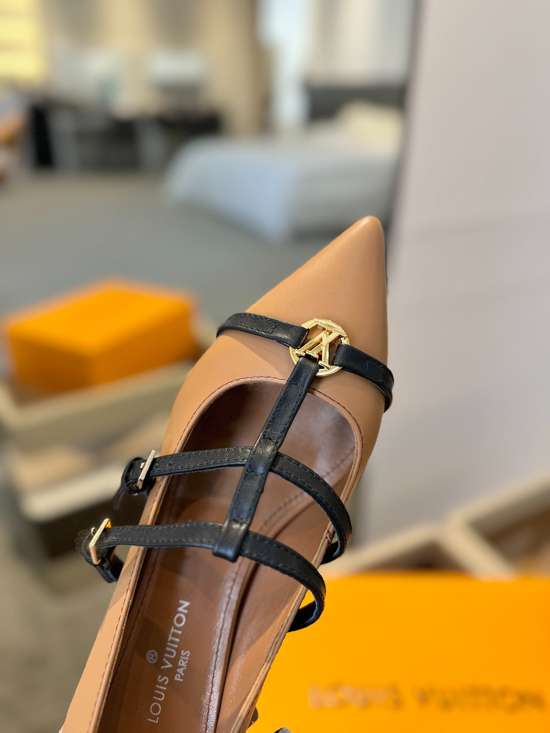 HIGH PUMP 5 CM TRIPLE-STRAP IN CIDER BROWN CALFSKIN WITH BLACK STRAP