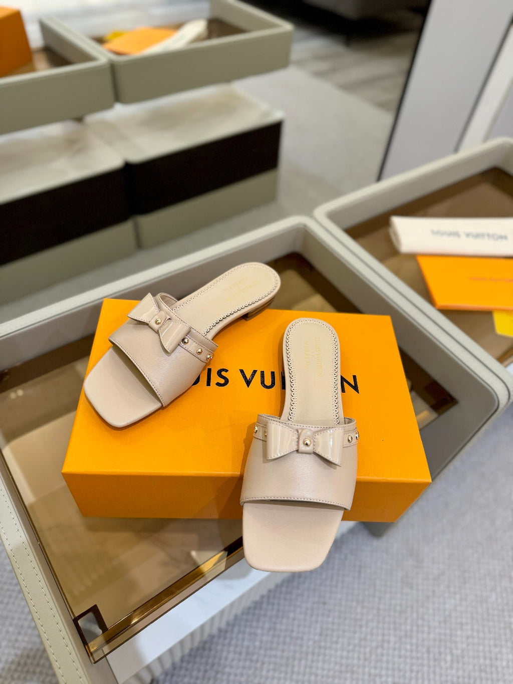 LV X TM 6AM FLAT MULE IN LINEN TAN CALFSKIN