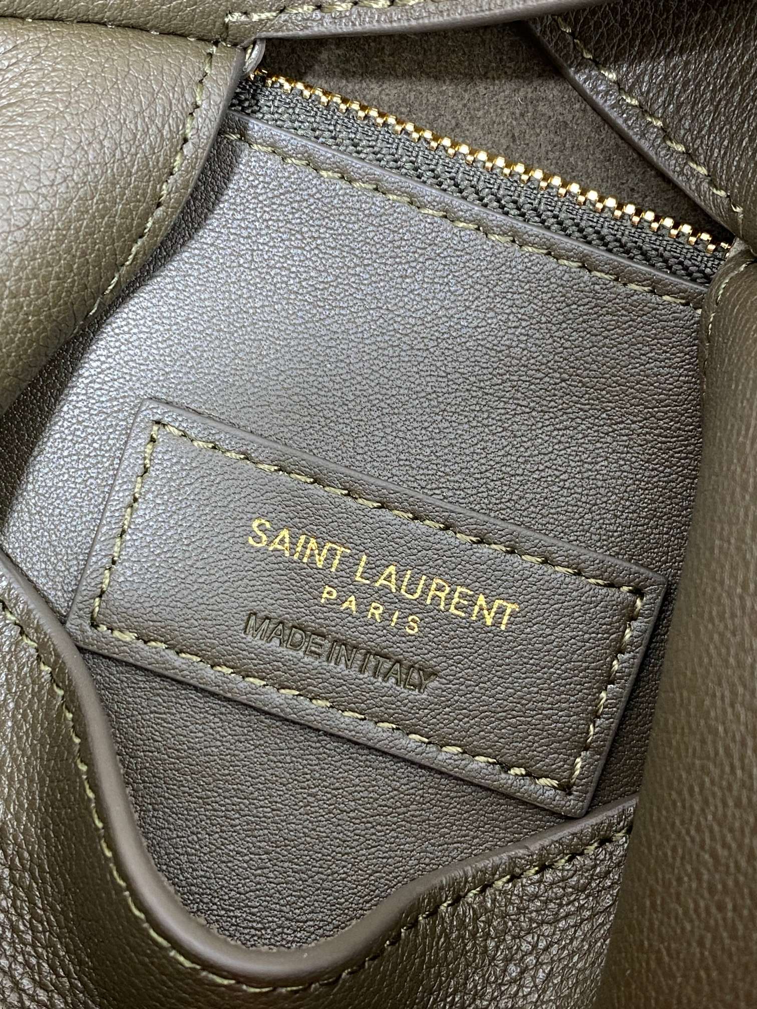 LE 5 À 7 SMALL SUPPLE 22 IN DARK GREEN CALFSKIN GOLD BUCKLE