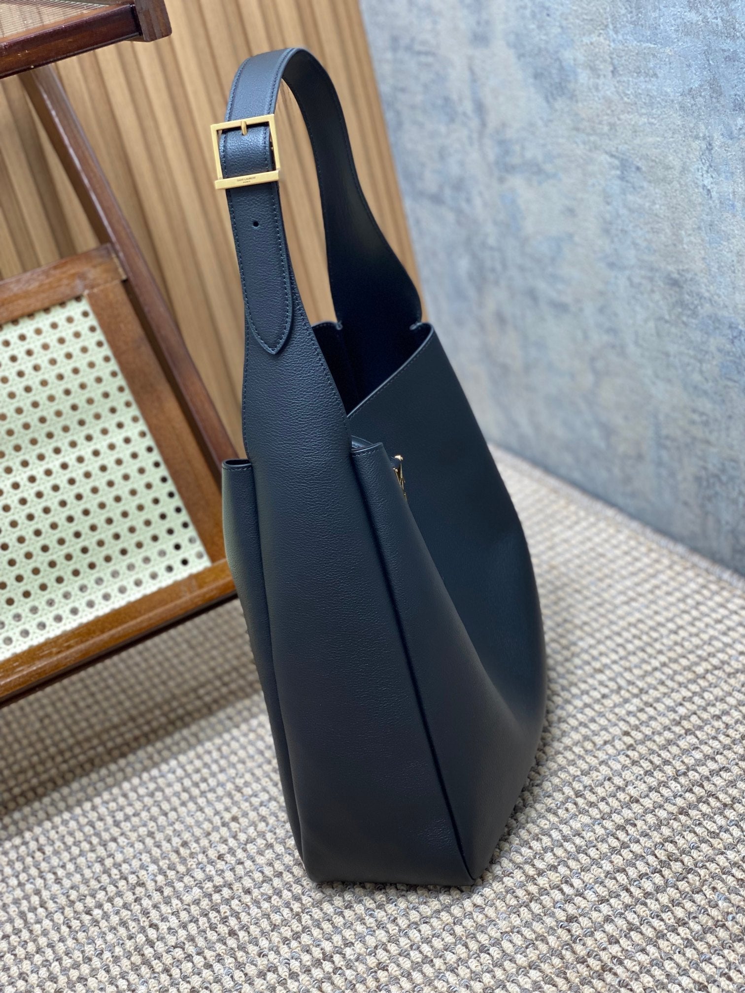 LE 5 À 7 LARGE SUPPLE BAG 31 IN BLACK CALFSKIN