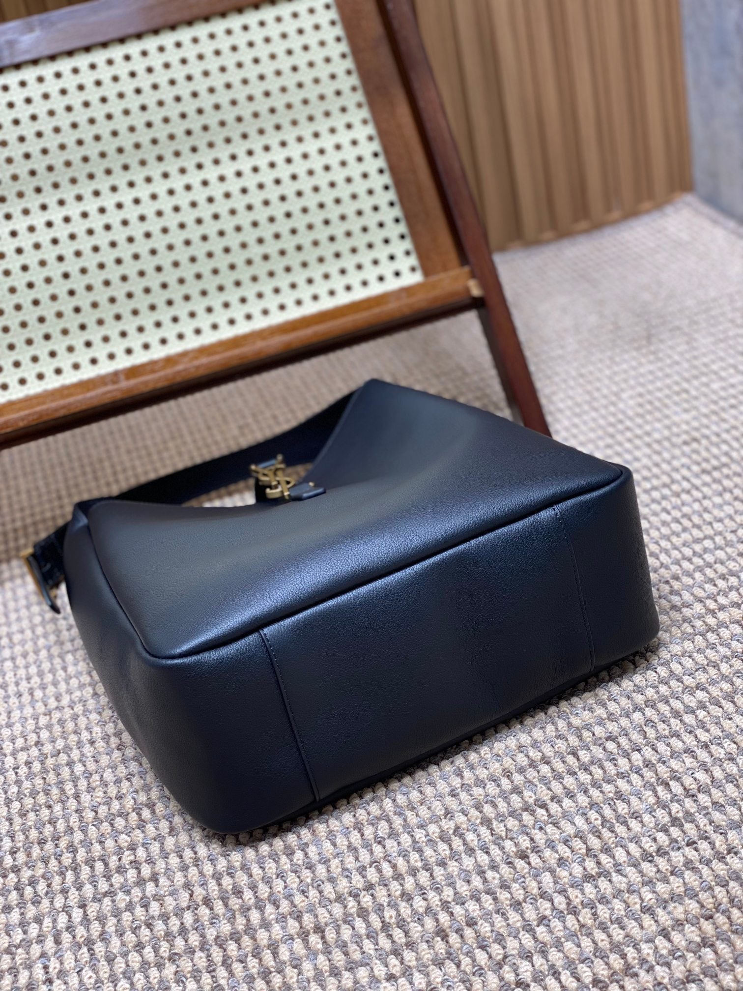 LE 5 À 7 LARGE SUPPLE BAG 31 IN BLACK CALFSKIN