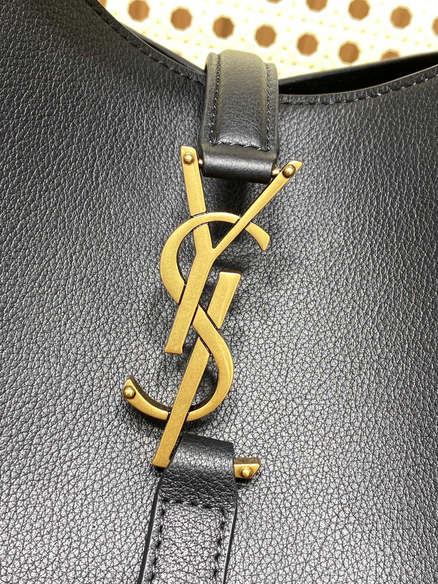 LE 5 À 7 LARGE SUPPLE BAG 31 IN BLACK CALFSKIN