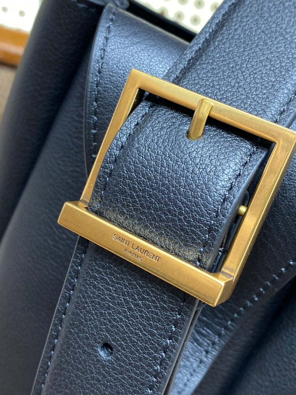 LE 5 À 7 LARGE SUPPLE BAG 31 IN BLACK CALFSKIN