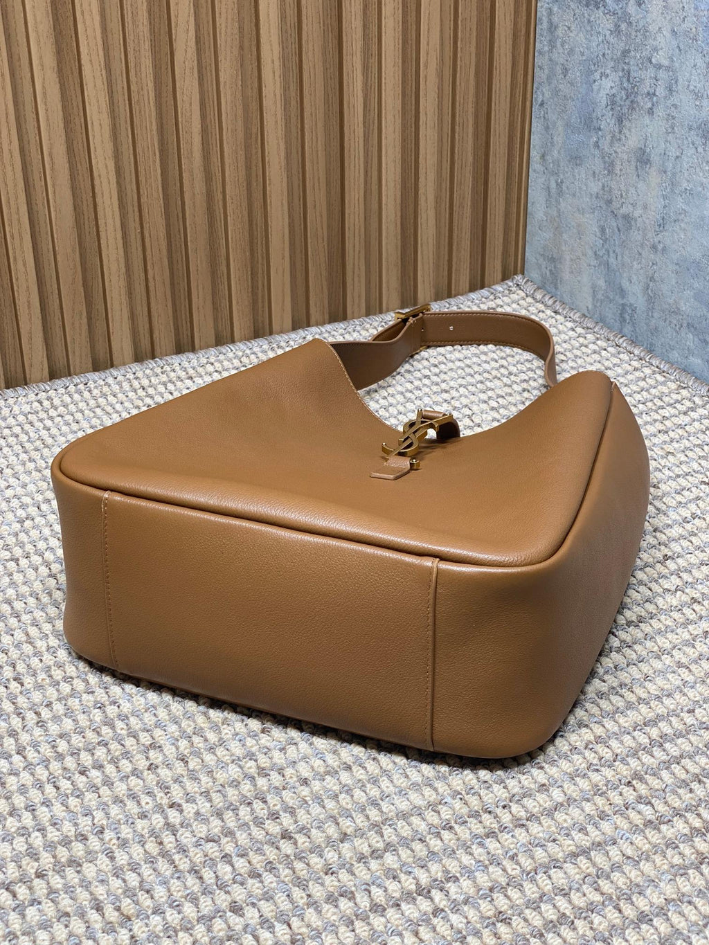 LE 5 À 7 LARGE SUPPLE BAG 31 IN TORTILLA BROWN CALFSKIN