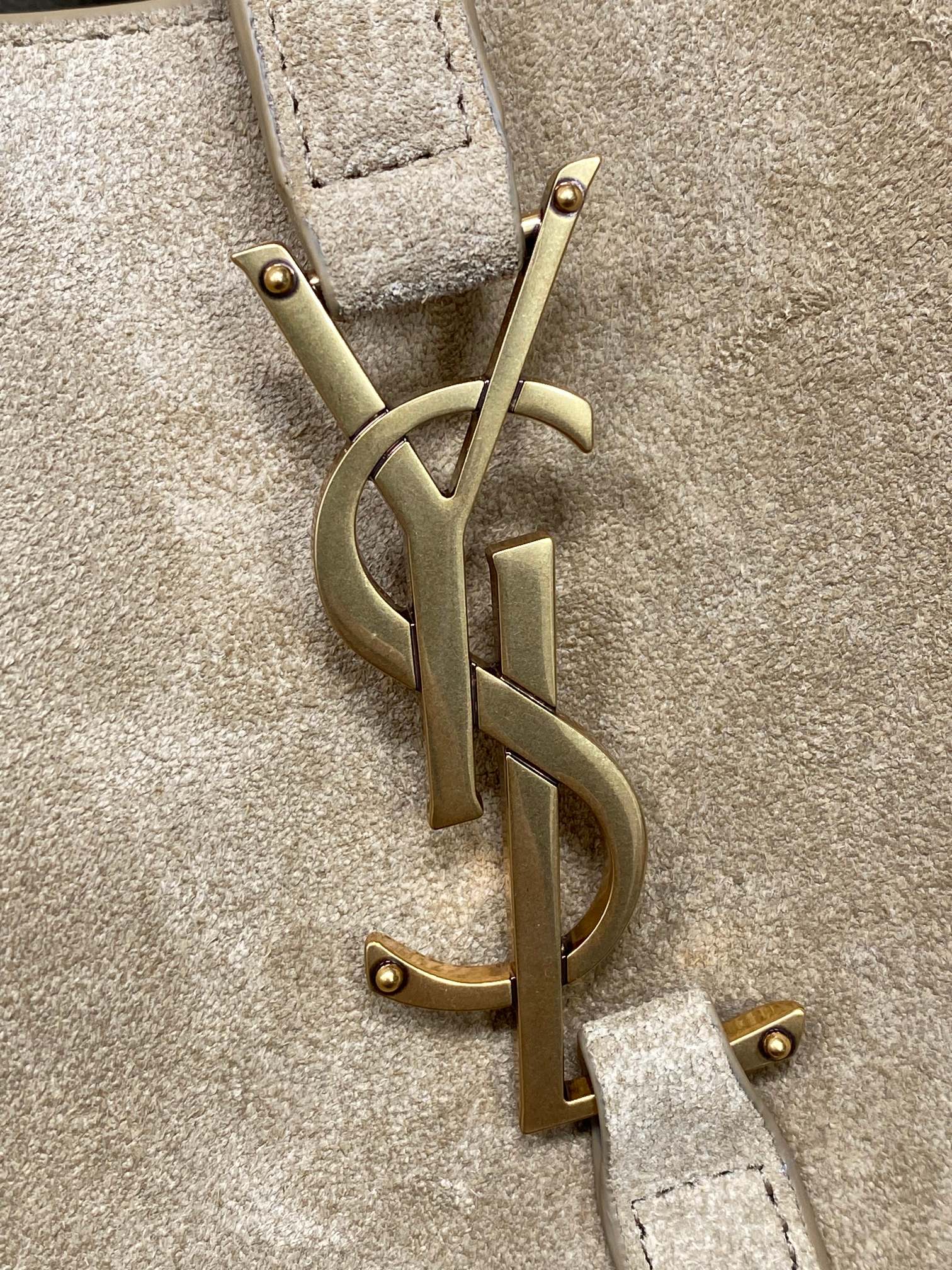 LE 5 À 7 SUPPLE BAG 31 IN KHAKI BROWN SUEDE