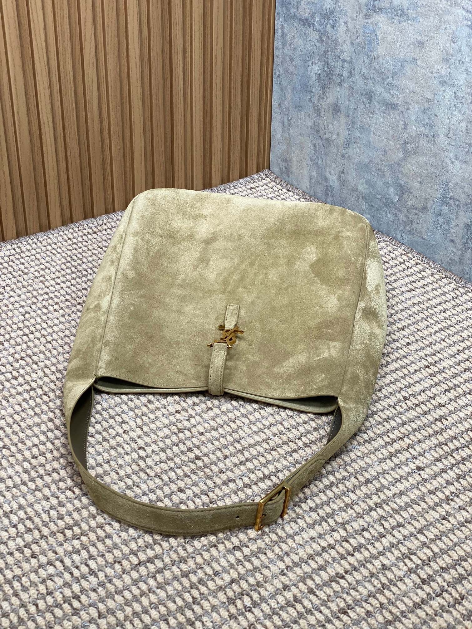 LE 5 À 7 SUPPLE BAG 31 IN KHAKI BROWN SUEDE