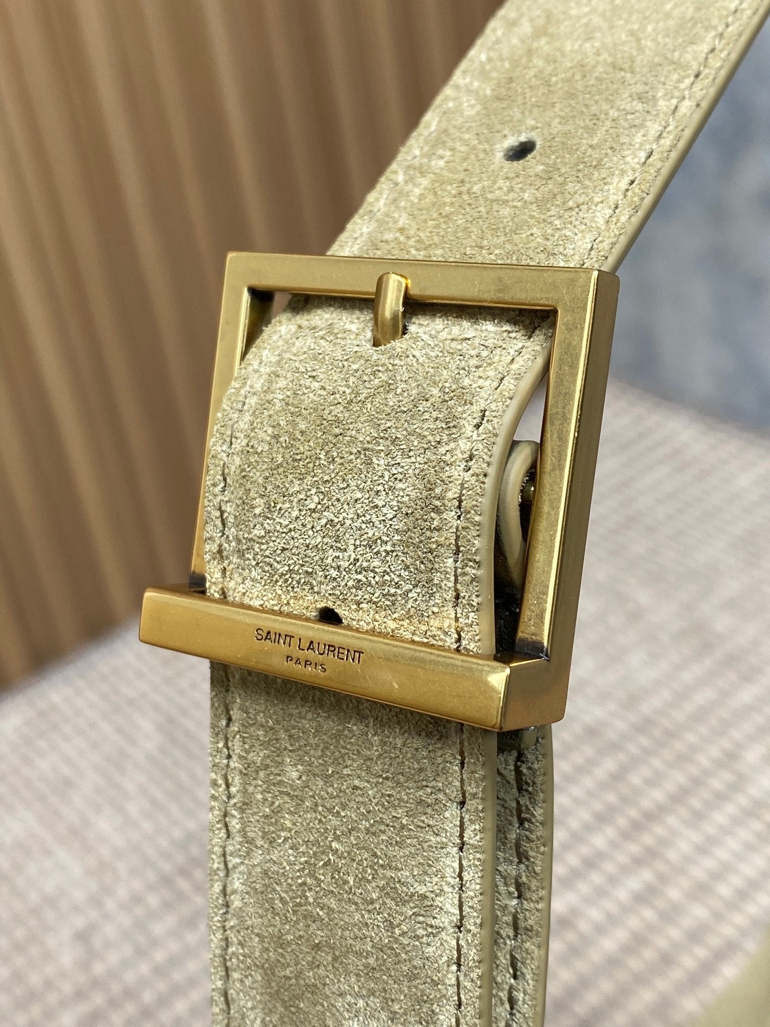 LE 5 À 7 SUPPLE BAG 31 IN KHAKI BROWN SUEDE