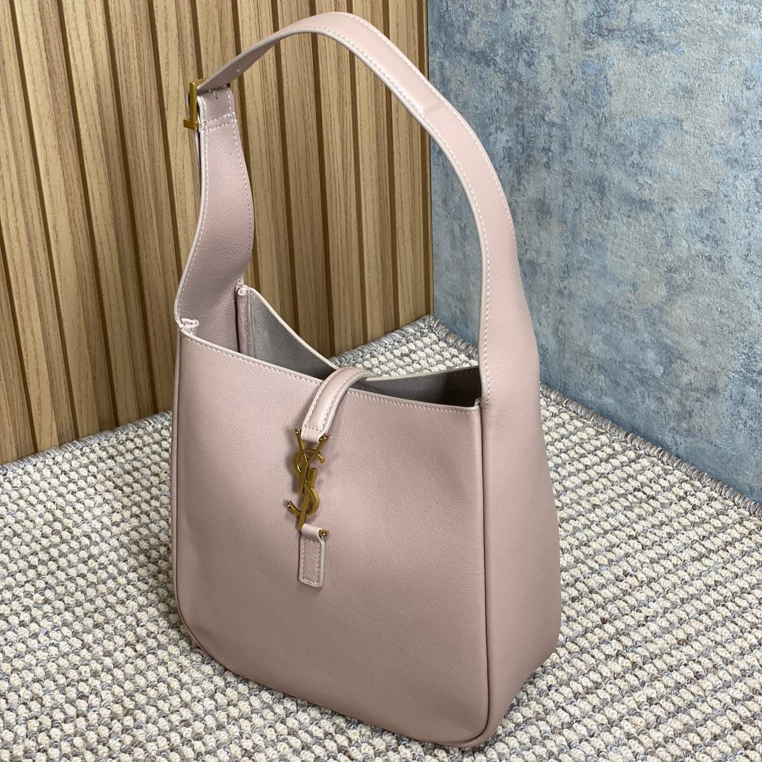 LE 5 À 7 SMALL SUPPLE 22 IN BABBY PINK CALFSKIN GOLD BUCKLE