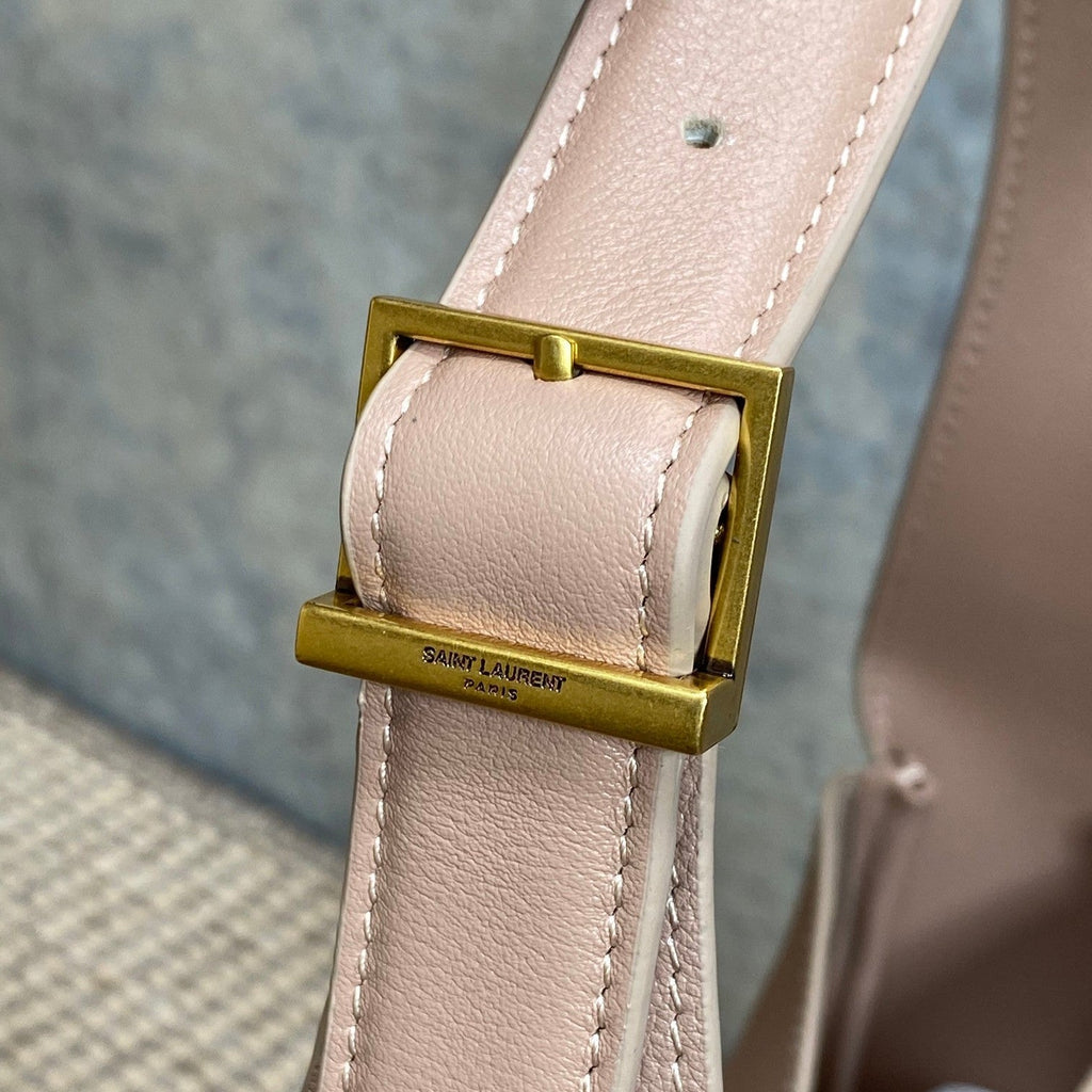 LE 5 À 7 SMALL SUPPLE 22 IN BABBY PINK CALFSKIN GOLD BUCKLE