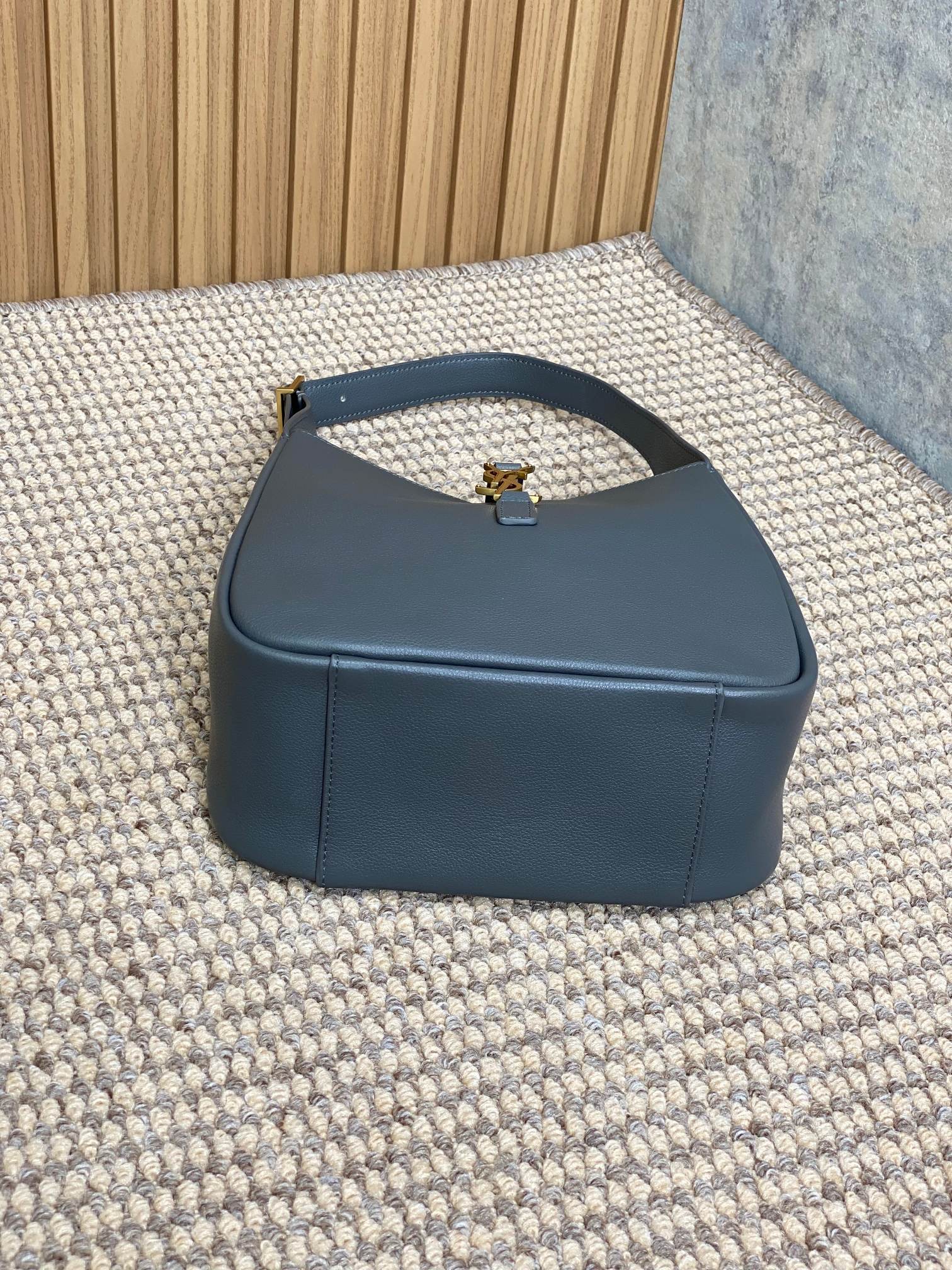 LE 5 À 7 SMALL SUPPLE 22 IN NEPAL BLUE CALFSKIN GOLD BUCKLE