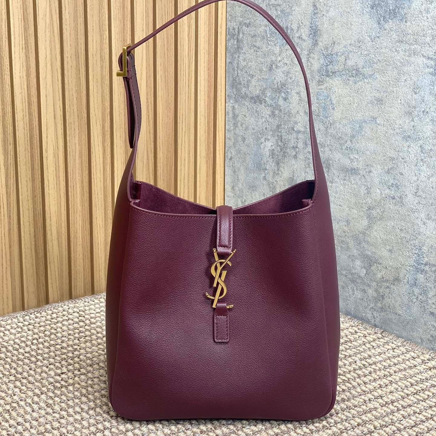 LE 5 À 7 SMALL SUPPLE 22 IN GRAPE PURPLE CALFSKIN GOLD BUCKLE