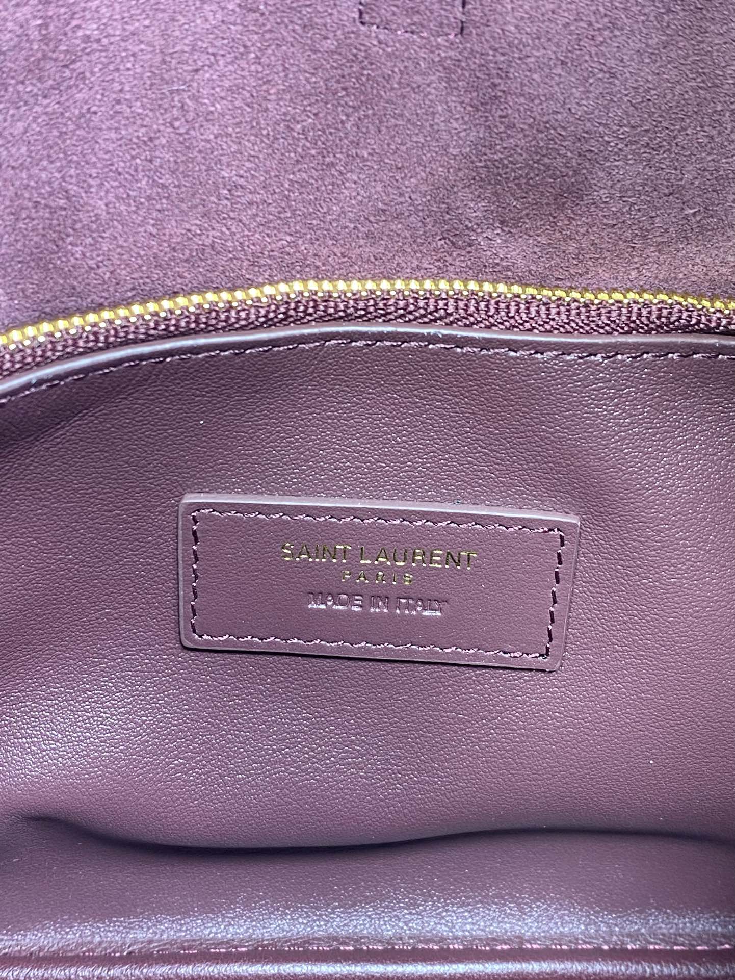 LE 5 À 7 SMALL SUPPLE 22 IN GRAPE PURPLE CALFSKIN GOLD BUCKLE