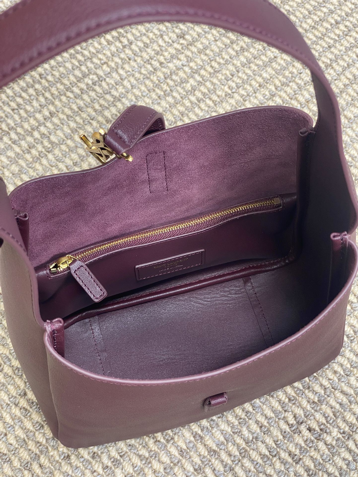 LE 5 À 7 SMALL SUPPLE 22 IN GRAPE PURPLE CALFSKIN GOLD BUCKLE
