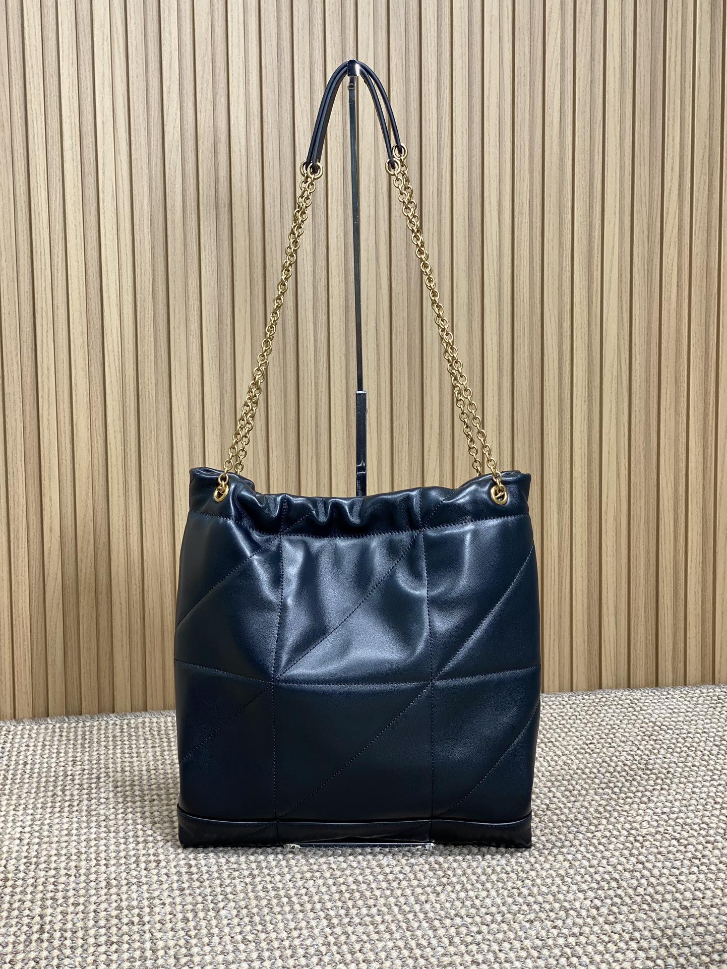 DRAWSTRING CHAIN STRAP SHOULDER BAG 39 IN NAVY BLUE QUILTED CALFSKIN