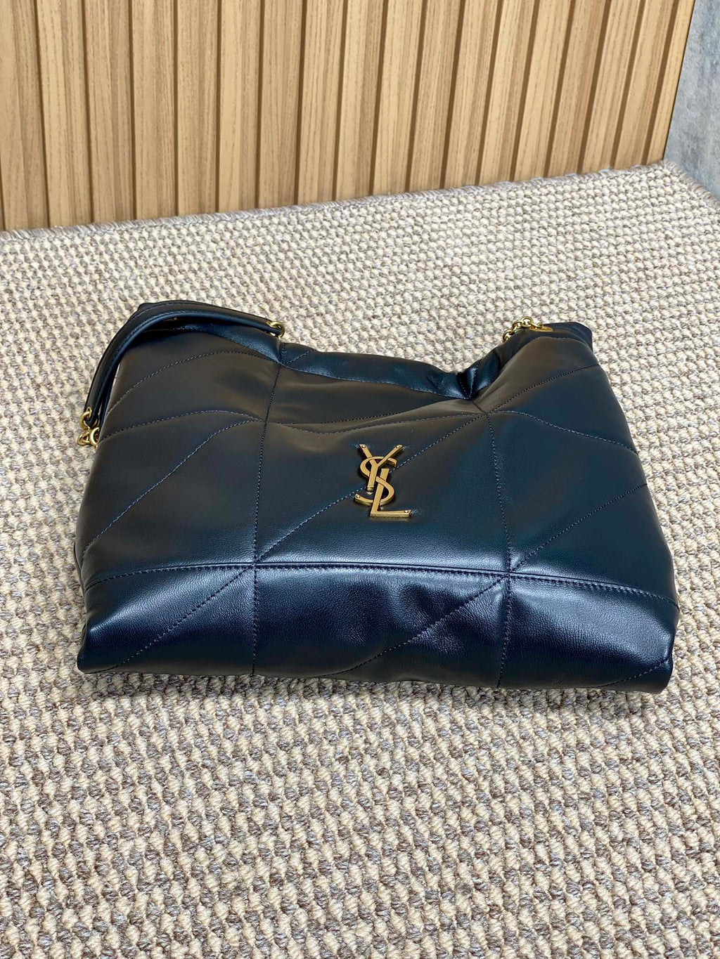 DRAWSTRING CHAIN STRAP SHOULDER BAG 39 IN NAVY BLUE QUILTED CALFSKIN