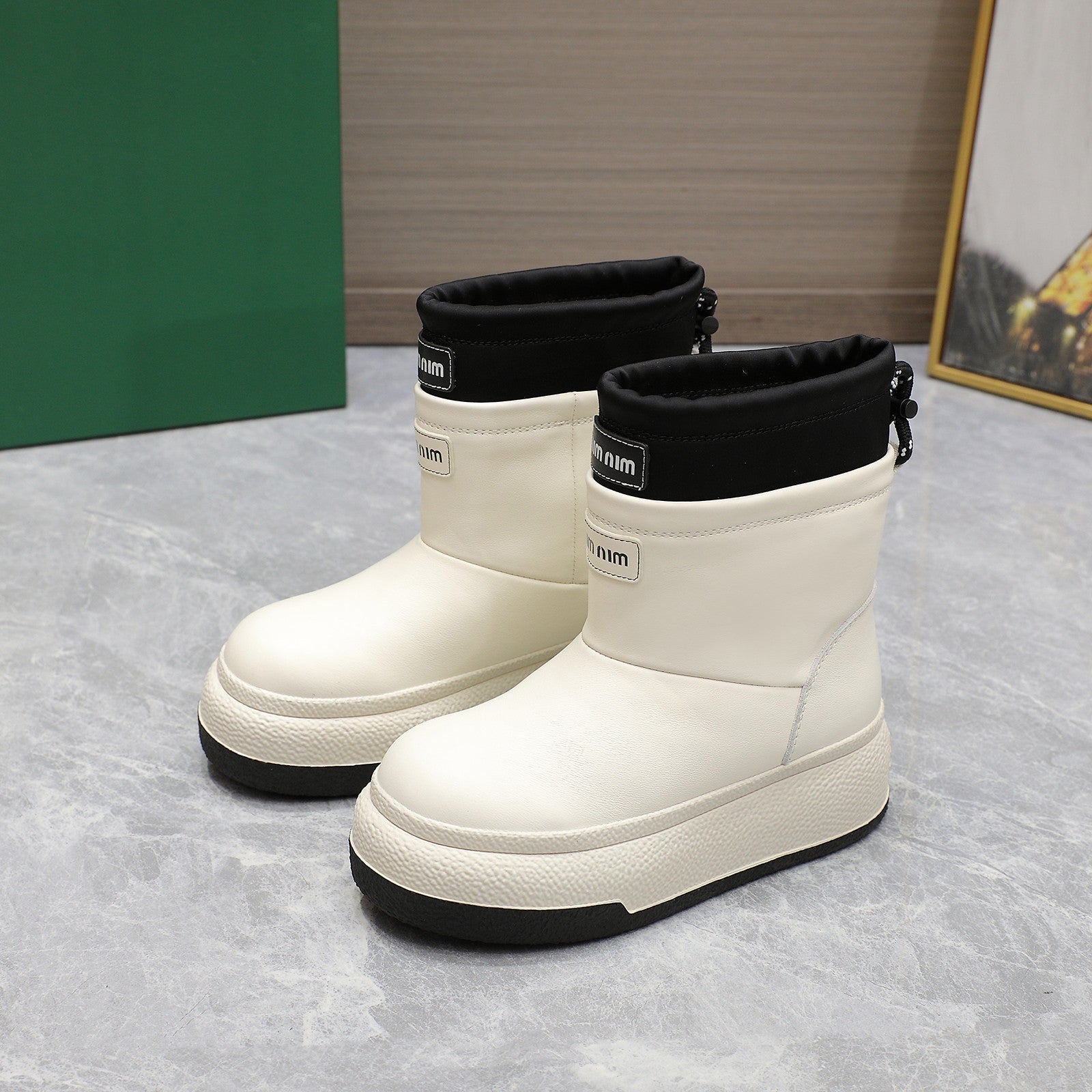 THICK-SOLED SNOW BOOTS IN WHITE CALFSKIN MIX BLACK NYLON
