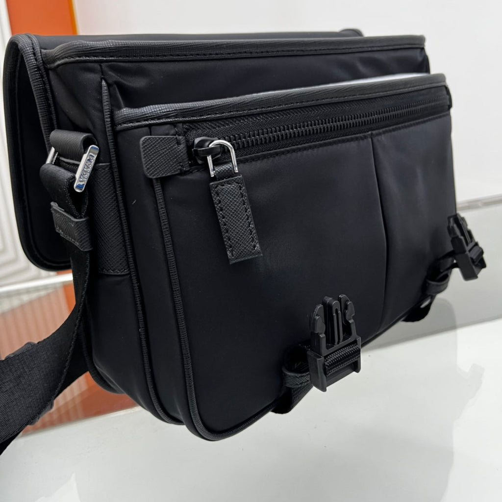 PRA SMALL 26 SHOULDERBAG IN BLACK SAFFIANO LEATHER