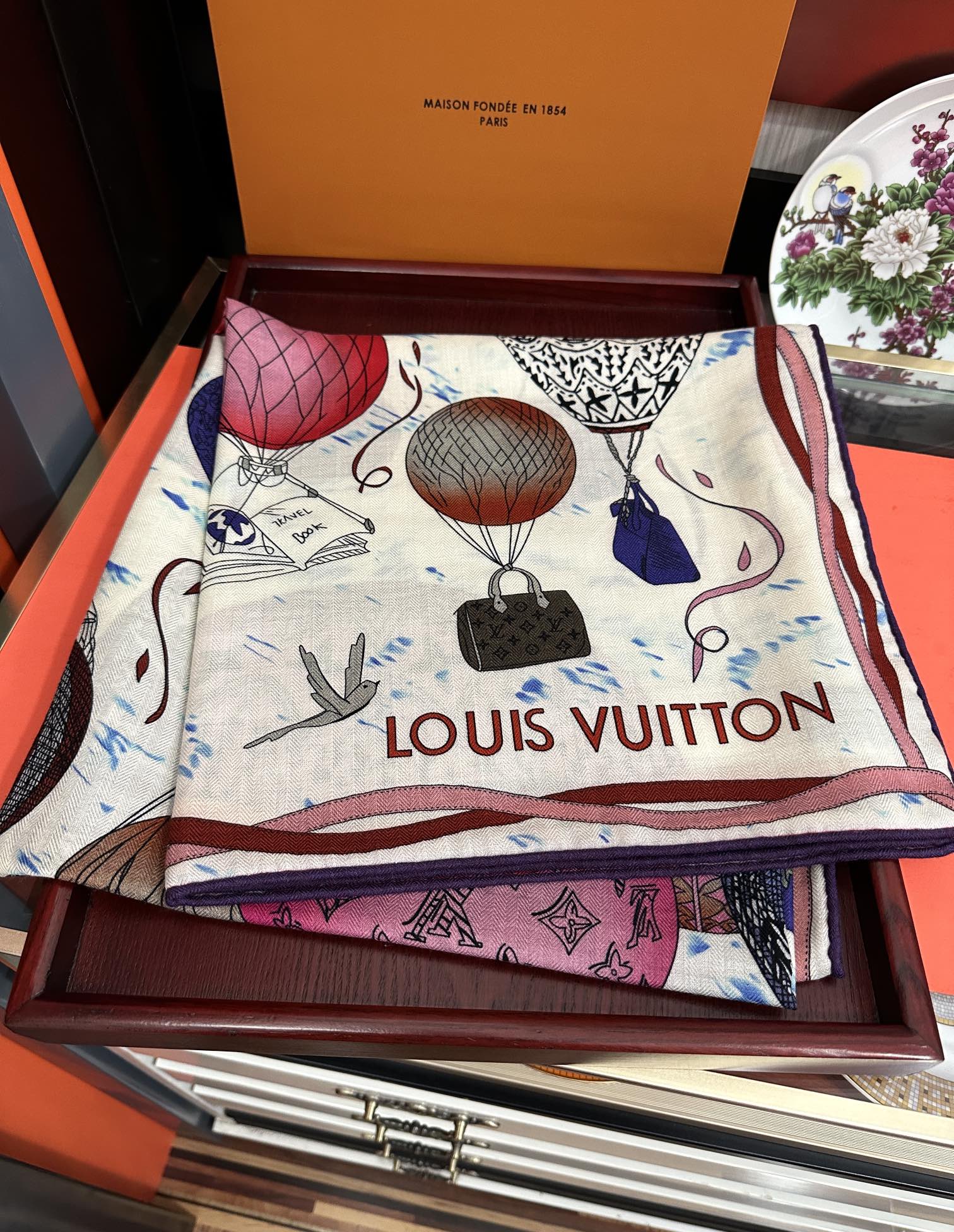 UP AND AWAY 140 CM SQUARE SILK SCARF COLORFUL 400073