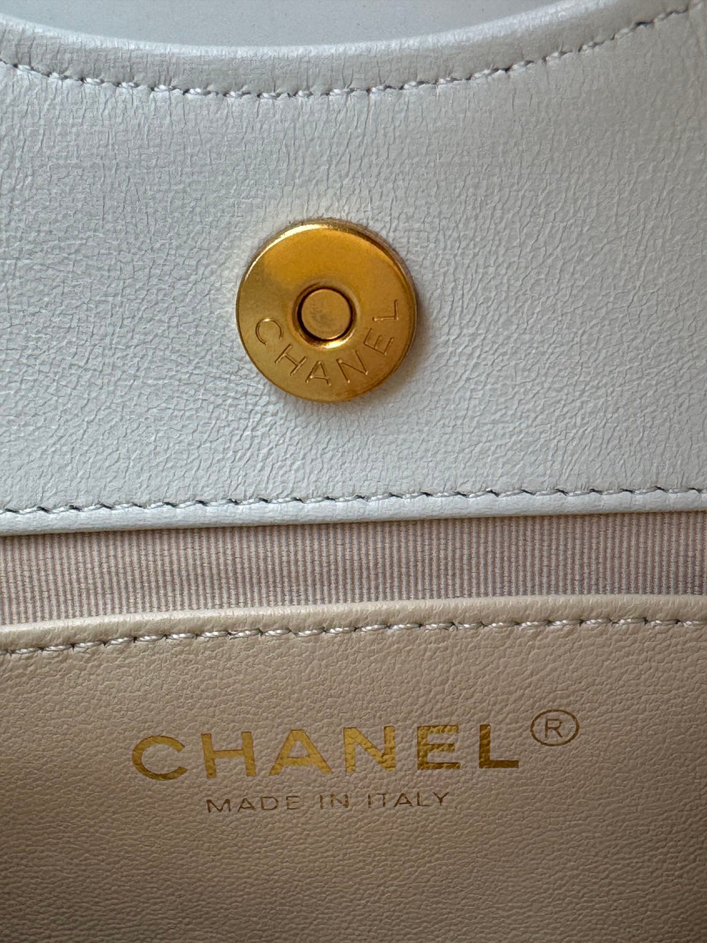 CHANEL 25S HOBO BAG 19 CM IN WHITE LAMBSKIN WITH GOLD HARDWARE