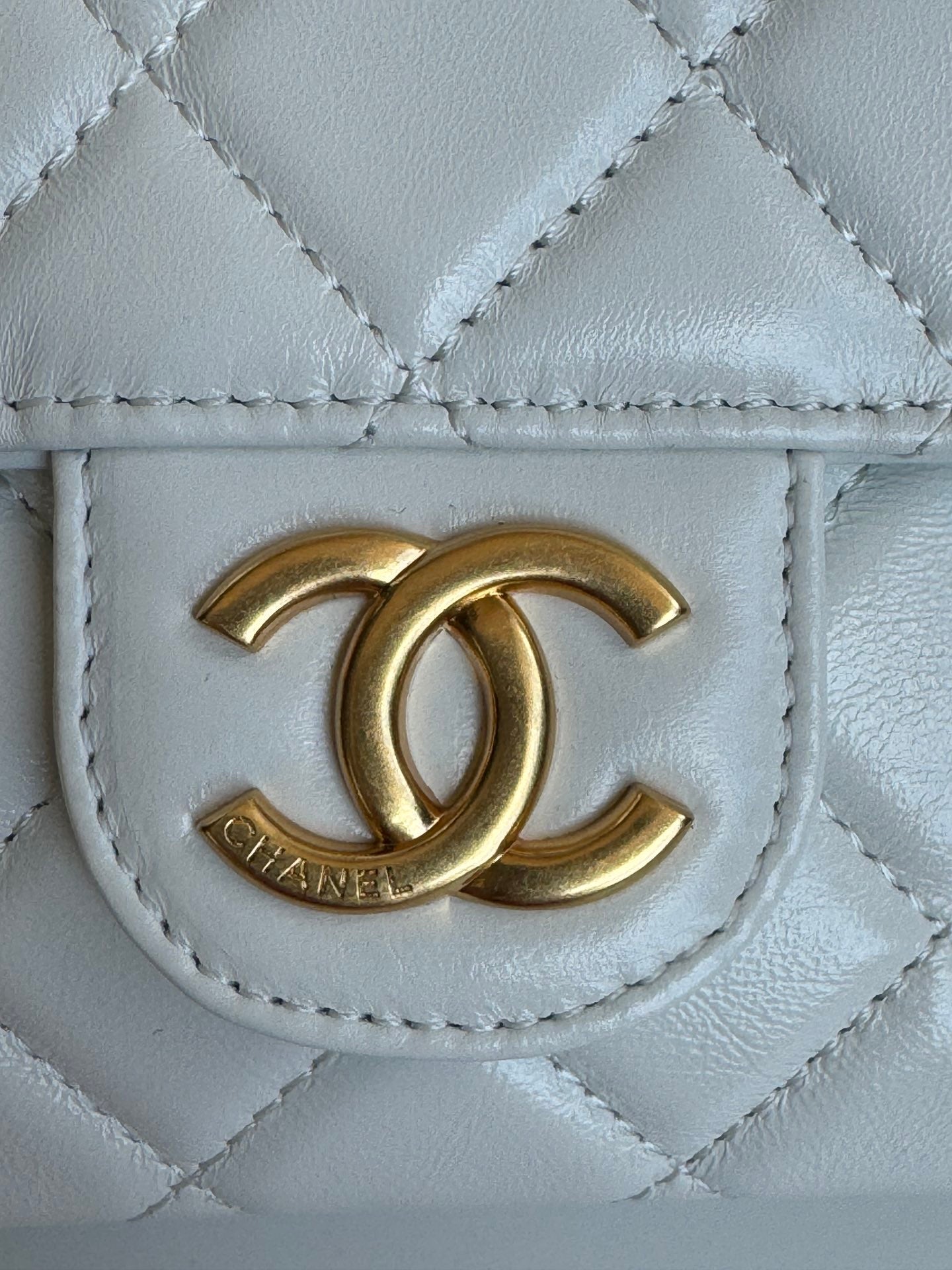 CHANEL 25S HOBO BAG 19 CM IN WHITE LAMBSKIN WITH GOLD HARDWARE