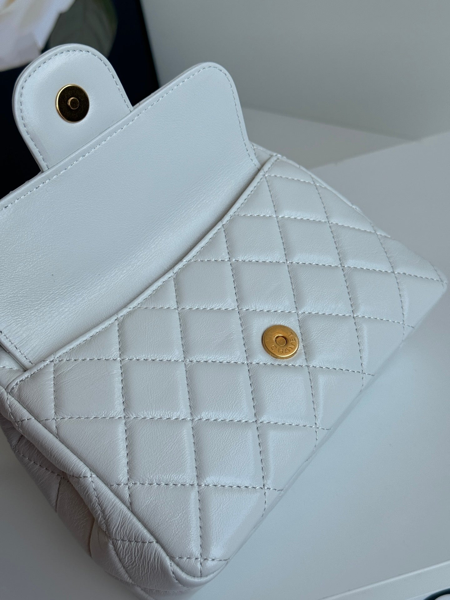 CHANEL 25S HOBO BAG 19 CM IN WHITE LAMBSKIN WITH GOLD HARDWARE