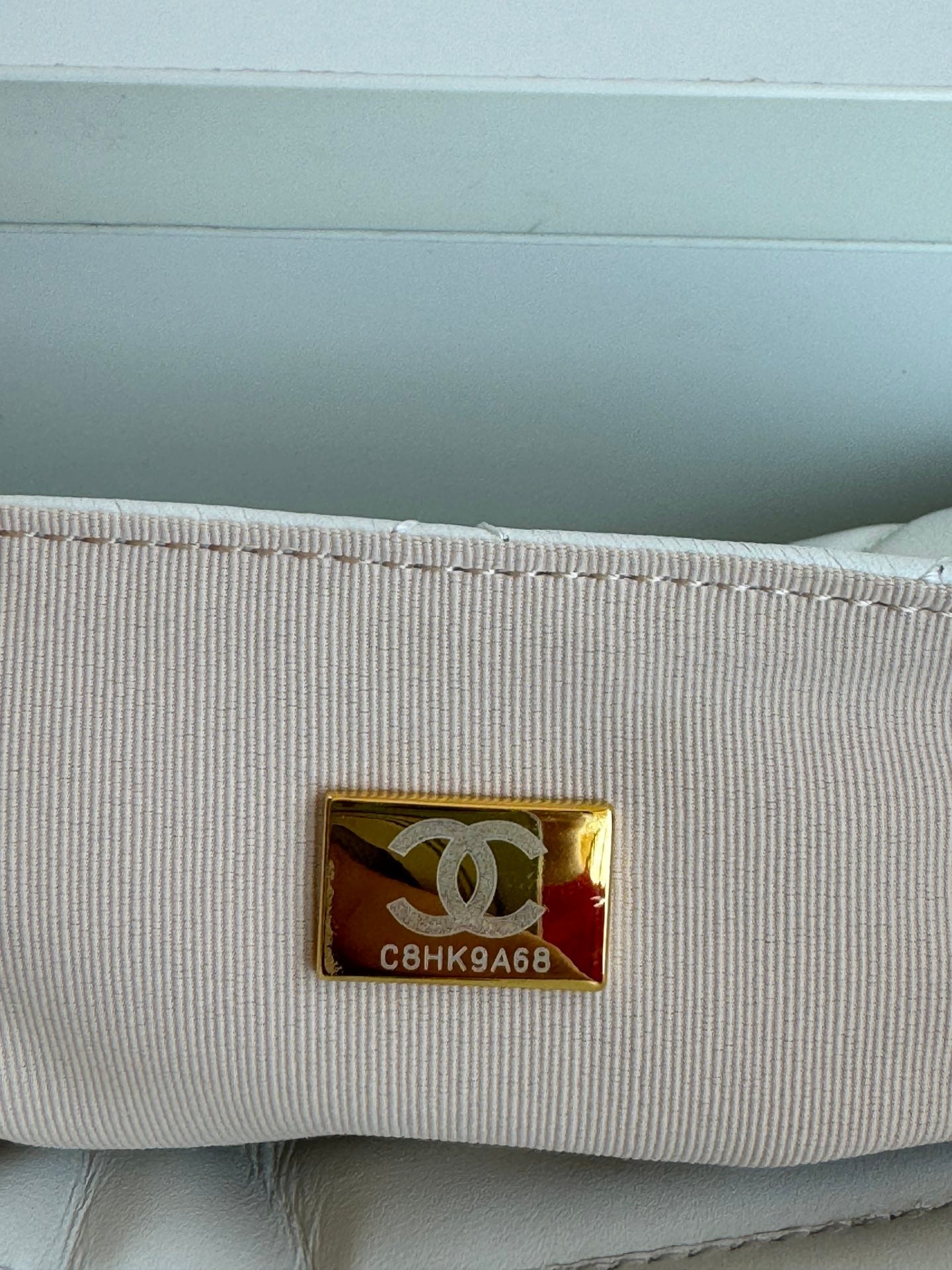 CHANEL 25S HOBO BAG 19 CM IN WHITE LAMBSKIN WITH GOLD HARDWARE