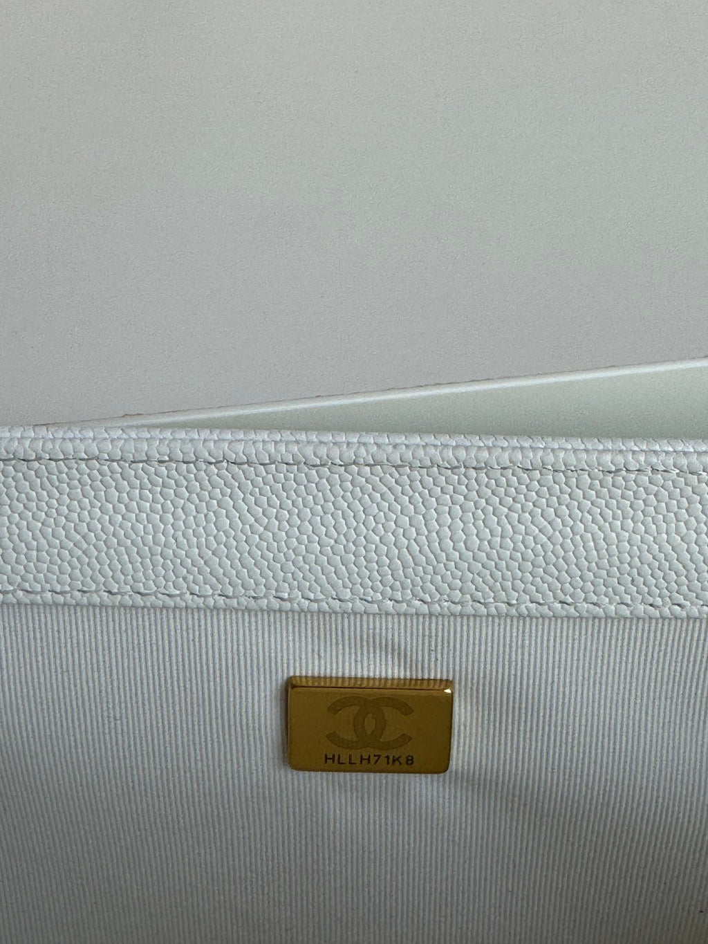 CHANEL BOY 25S 25 CM IN WHITE LAMBSKIN WITH GOLD HARDWARE