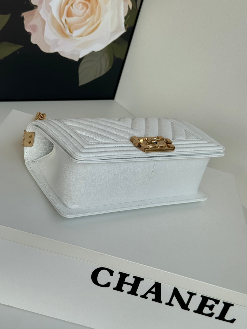 CHANEL BOY 25S 25 CM IN WHITE LAMBSKIN WITH GOLD HARDWARE