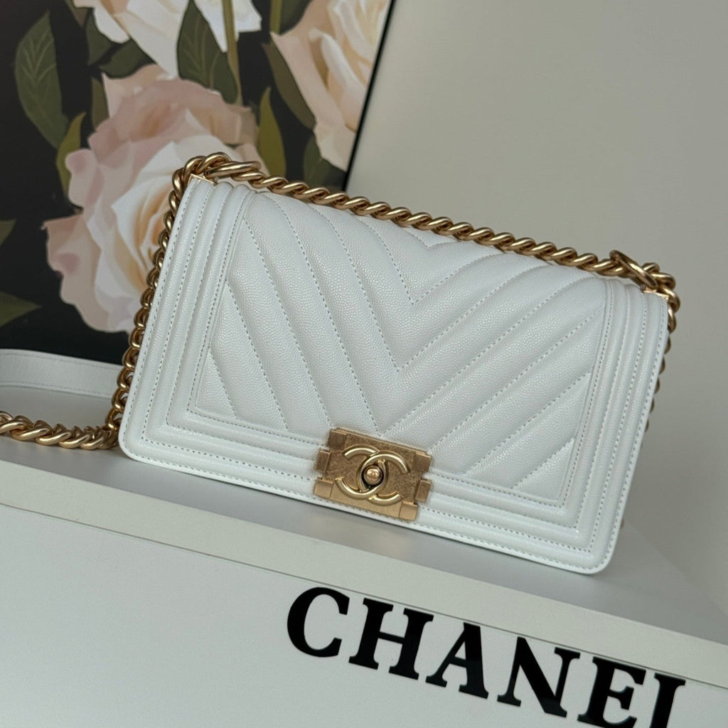 CHANEL BOY 25S 25 CM IN WHITE LAMBSKIN WITH GOLD HARDWARE