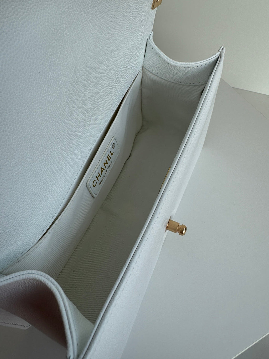 CHANEL BOY 25S 25 CM IN WHITE LAMBSKIN WITH GOLD HARDWARE