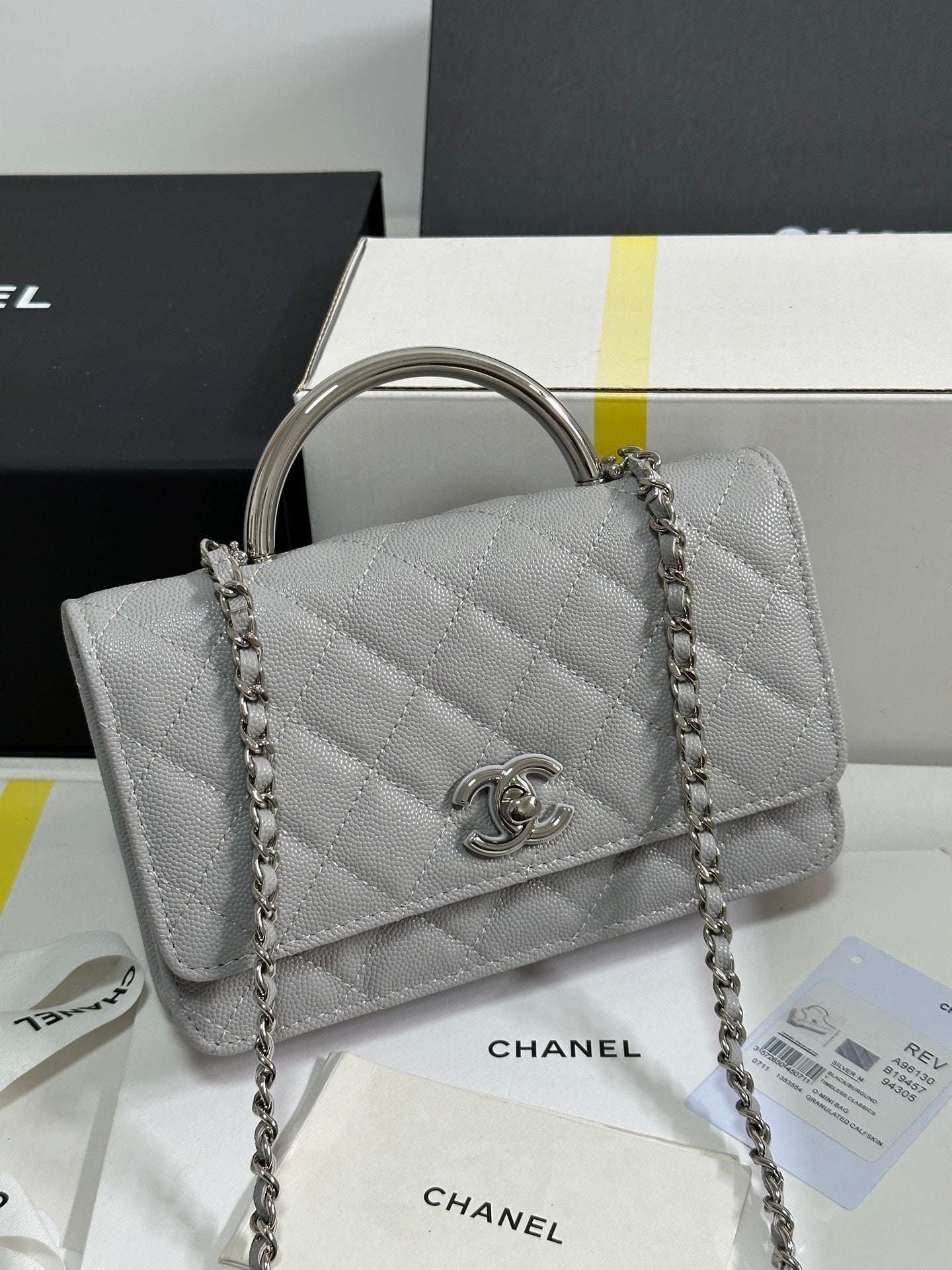 FLAP BAG WITH SILVER-TONE HANDLE 19 IN GREY SHINY CAVIAR SKIN