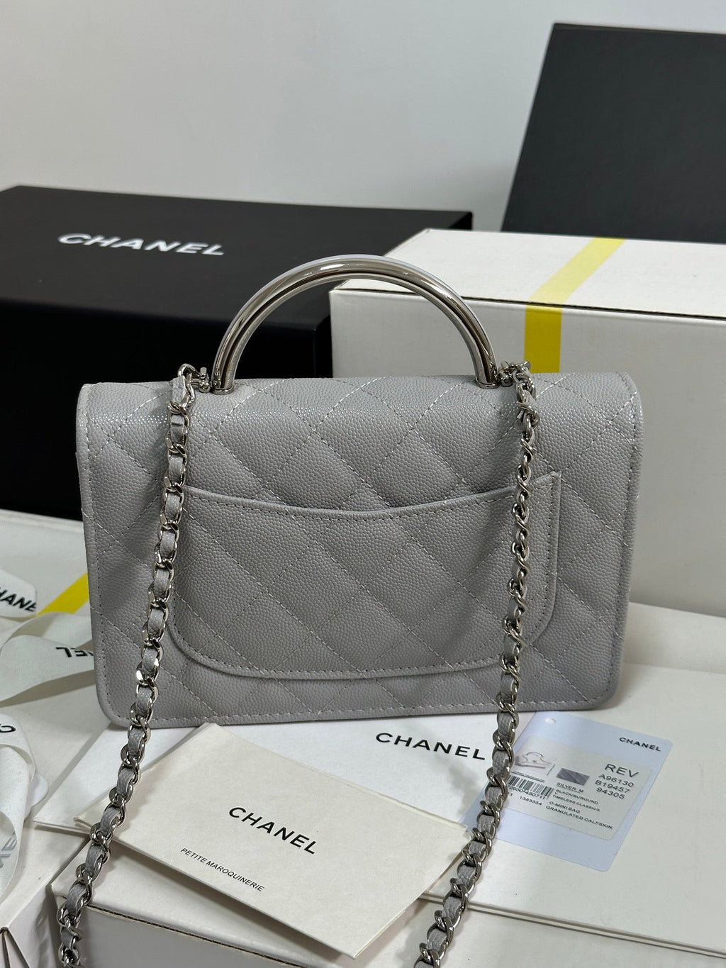 FLAP BAG WITH SILVER-TONE HANDLE 19 IN GREY SHINY CAVIAR SKIN