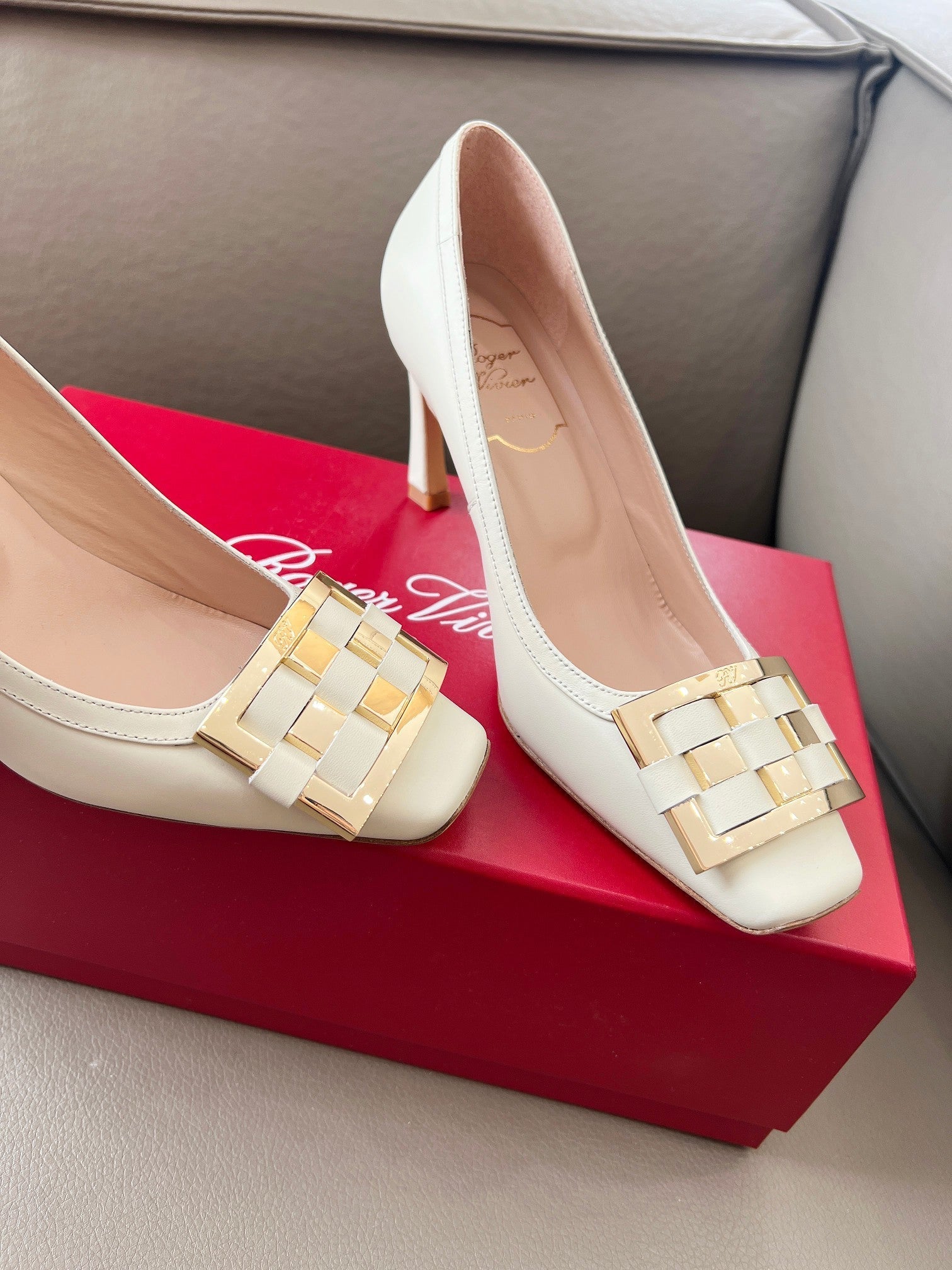 TROMPETTE BALLERINAS PUMPS IN OFF WHITE SHINY CALFSKIN GOLD BUCKLE