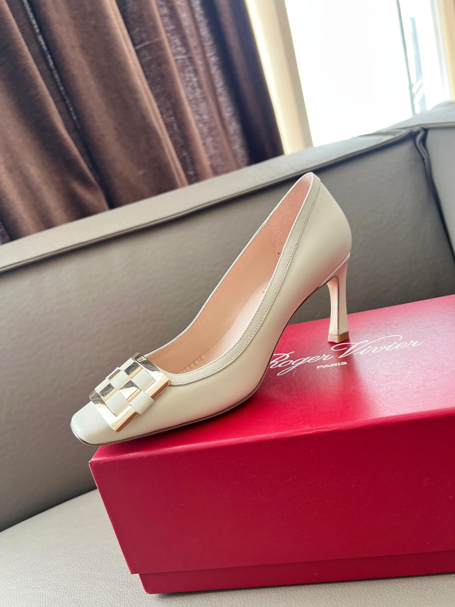 TROMPETTE BALLERINAS PUMPS IN OFF WHITE SHINY CALFSKIN GOLD BUCKLE