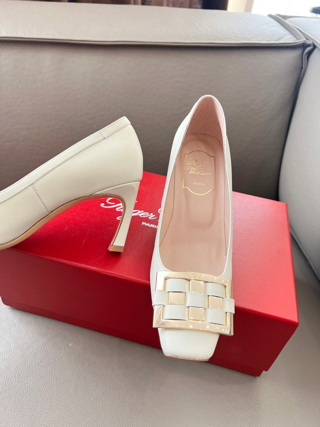 TROMPETTE BALLERINAS PUMPS IN OFF WHITE SHINY CALFSKIN GOLD BUCKLE