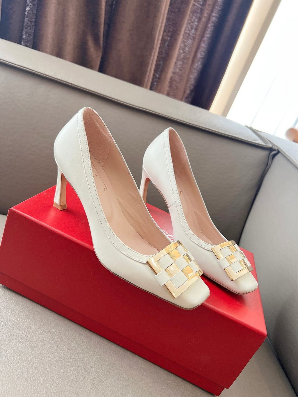 TROMPETTE BALLERINAS PUMPS IN OFF WHITE SHINY CALFSKIN GOLD BUCKLE