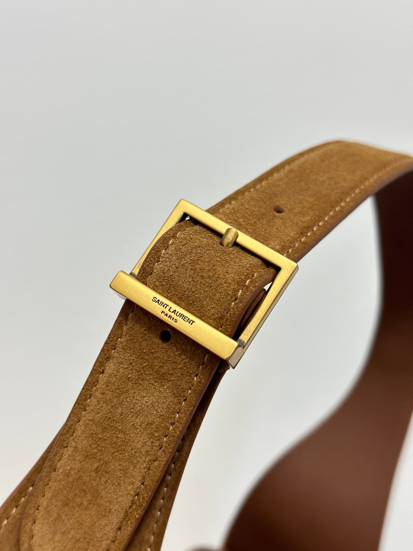 LE 5 À 7  SUPPLE SMALL 22 IN  CARAMEL BROWN SUEDE