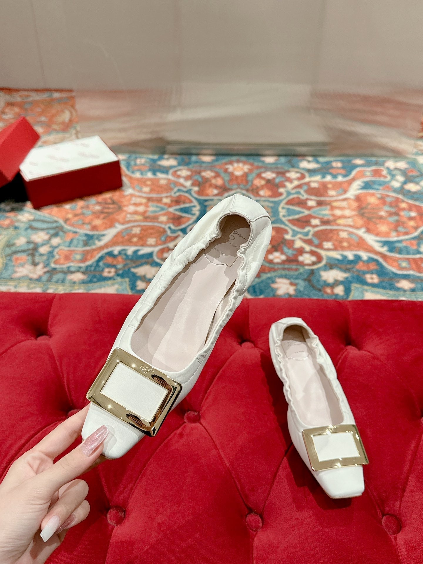 BELLE VIVIER BALLERINAS IN WHITE SHINY LAMBSKIN GOLD PATENT SQUARE BUCKLE