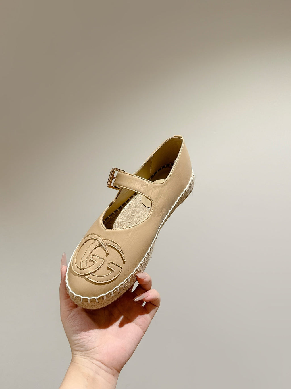 GG CROSS STRAP FLAT SHOES IN BEIGE CALFSKIN WITH STRAW SOLE