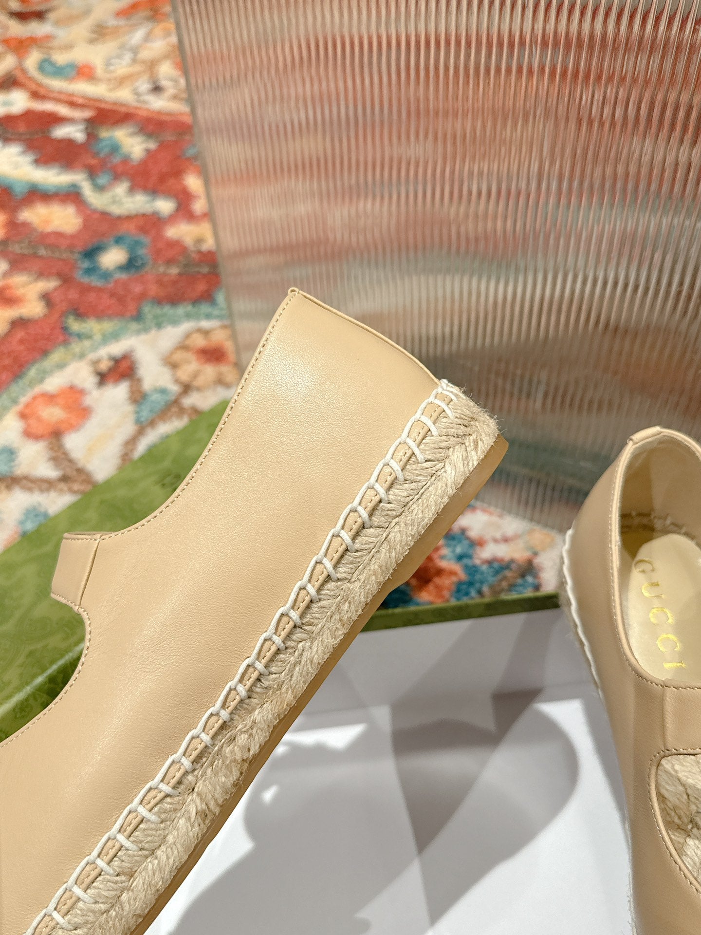 GG CROSS STRAP FLAT SHOES IN BEIGE CALFSKIN WITH STRAW SOLE